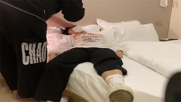 03年美女同事被下药迷翻 肥猪哥趁药效狂干嫩穴内射